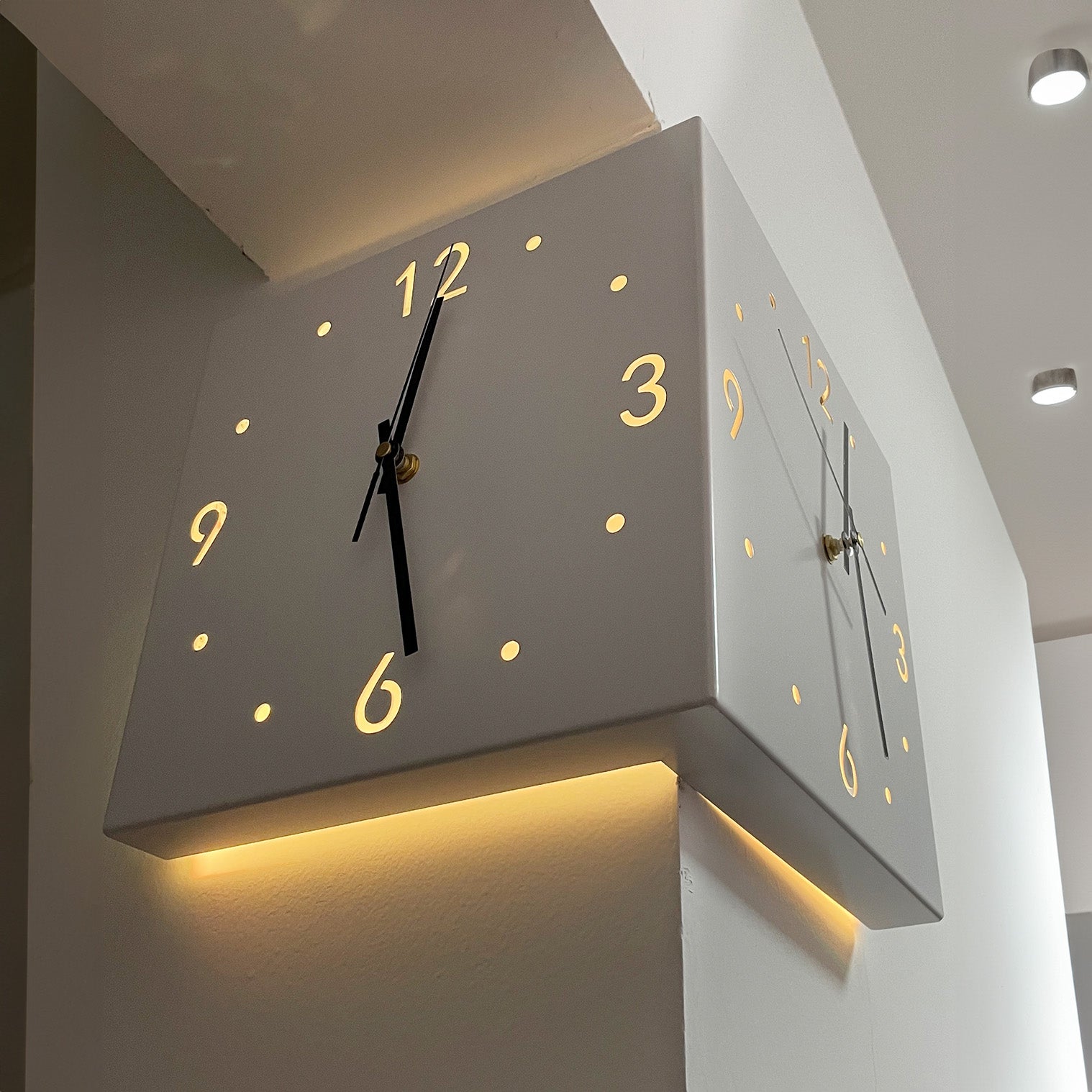 EONIA MINIMALIST WALL CLOCK