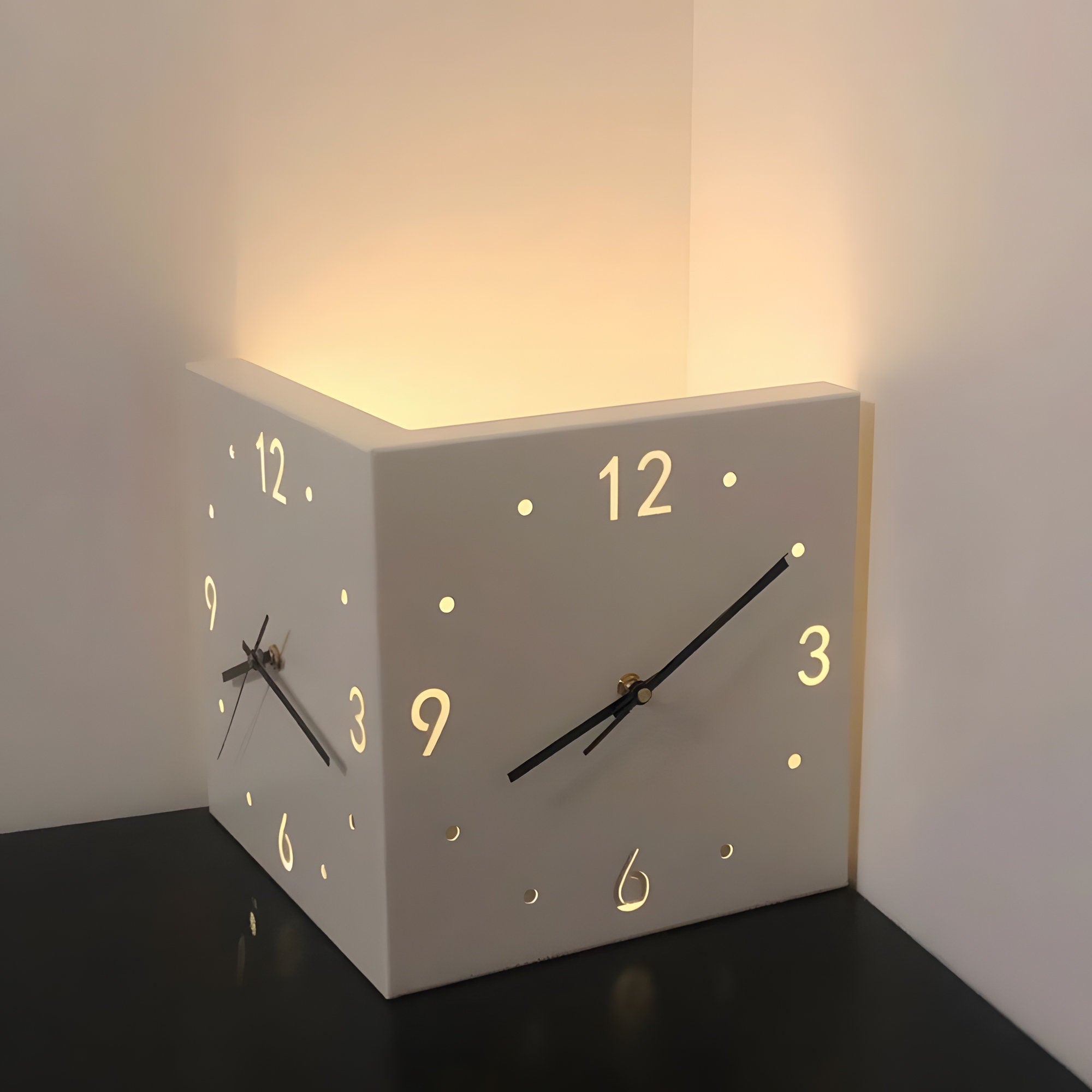 EONIA MINIMALIST WALL CLOCK