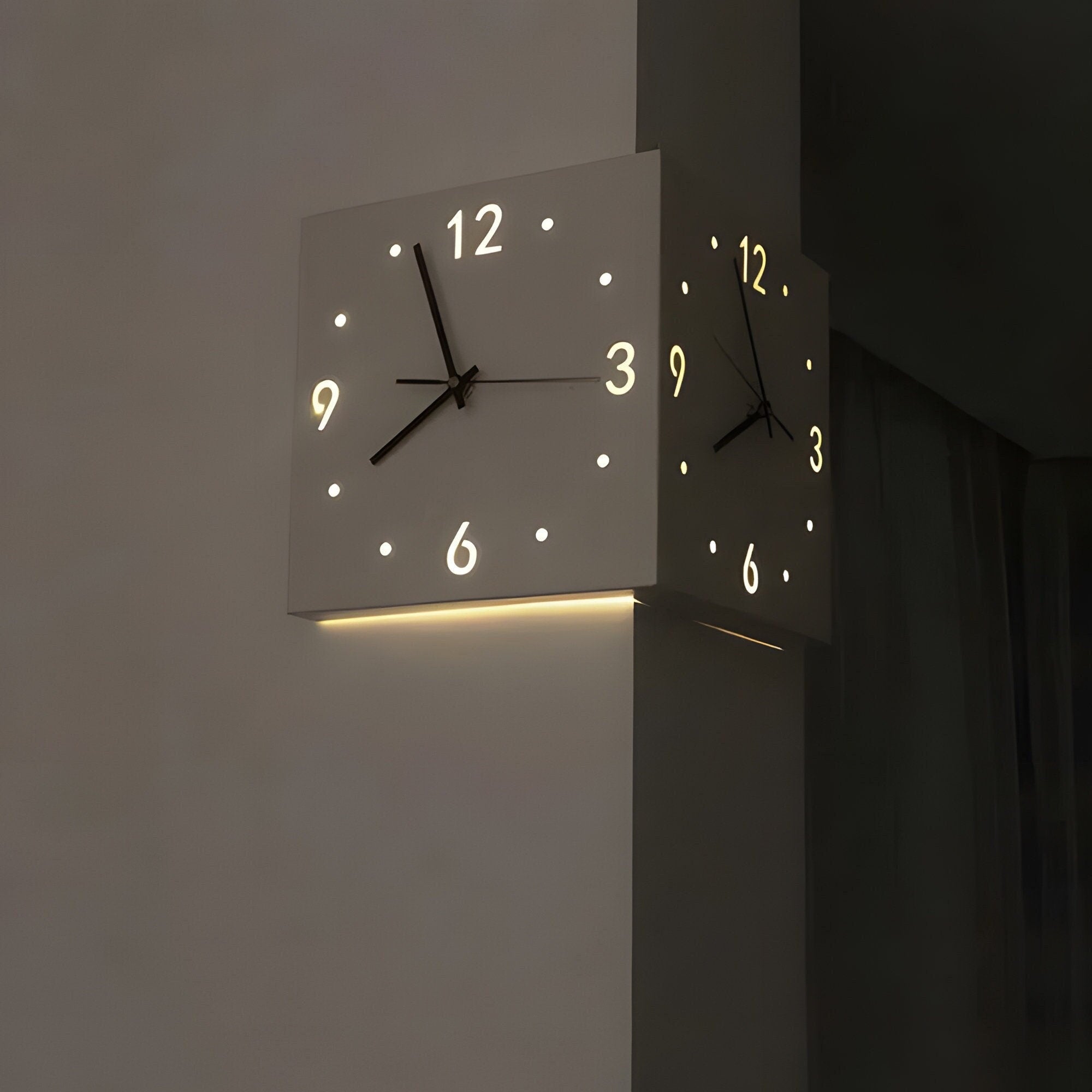 EONIA MINIMALIST WALL CLOCK