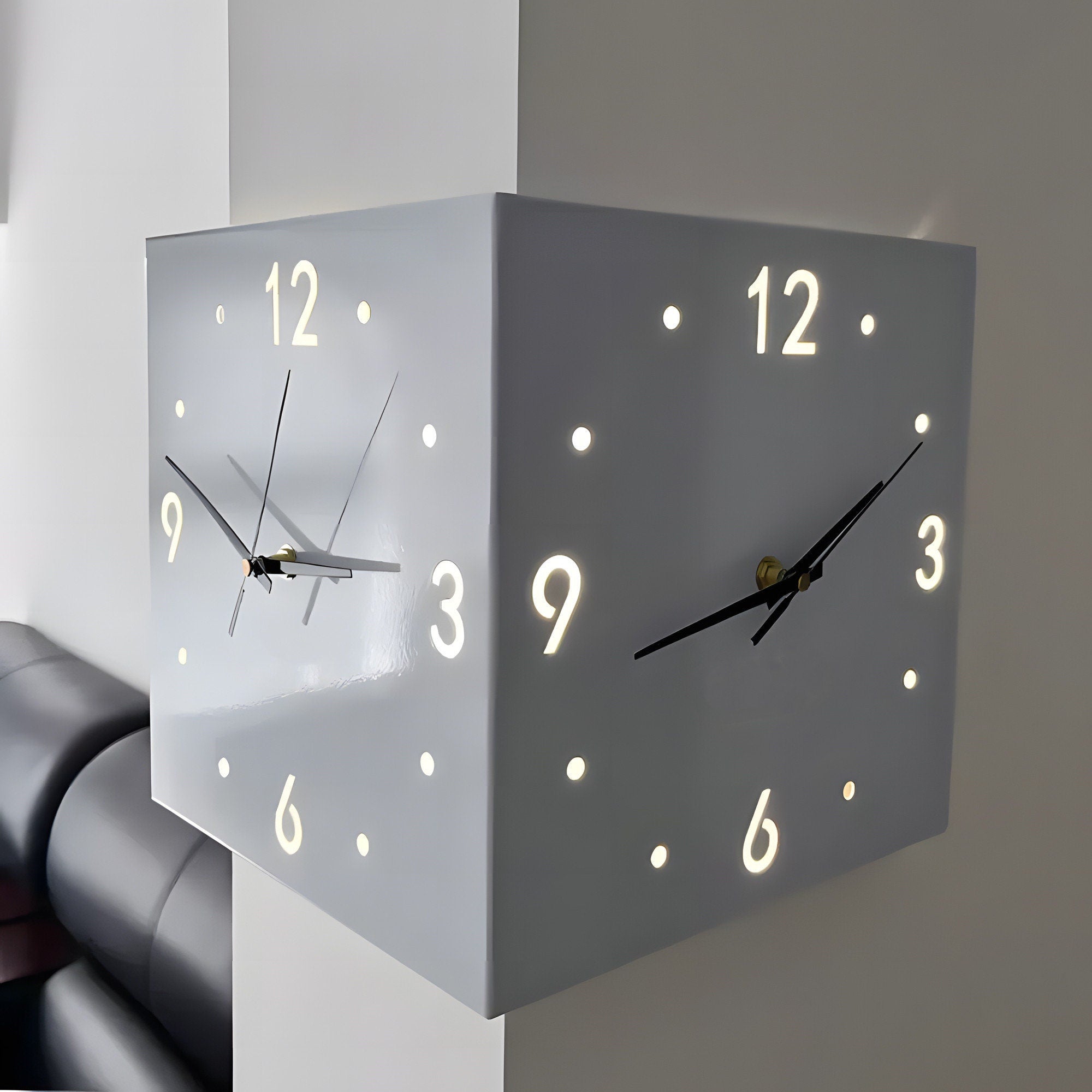 EONIA MINIMALIST WALL CLOCK