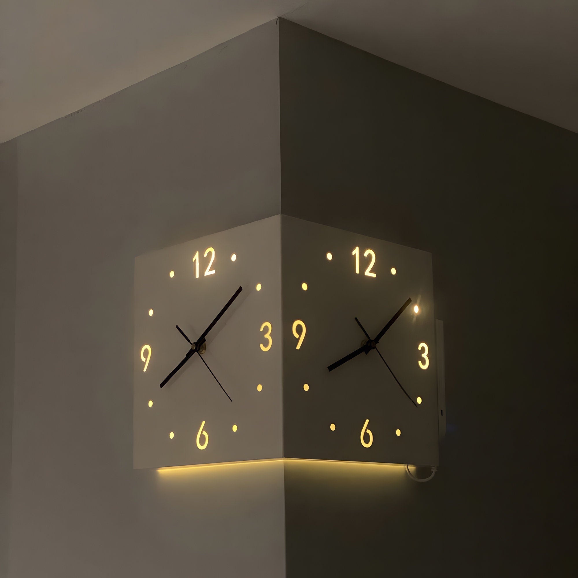 EONIA MINIMALIST WALL CLOCK